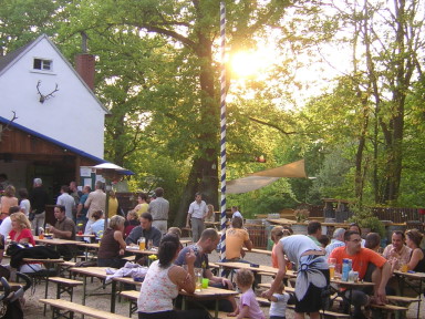 Voller Biergarten in der Abendsonne