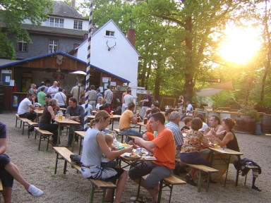 Gäste beim Essen im Biergarten
